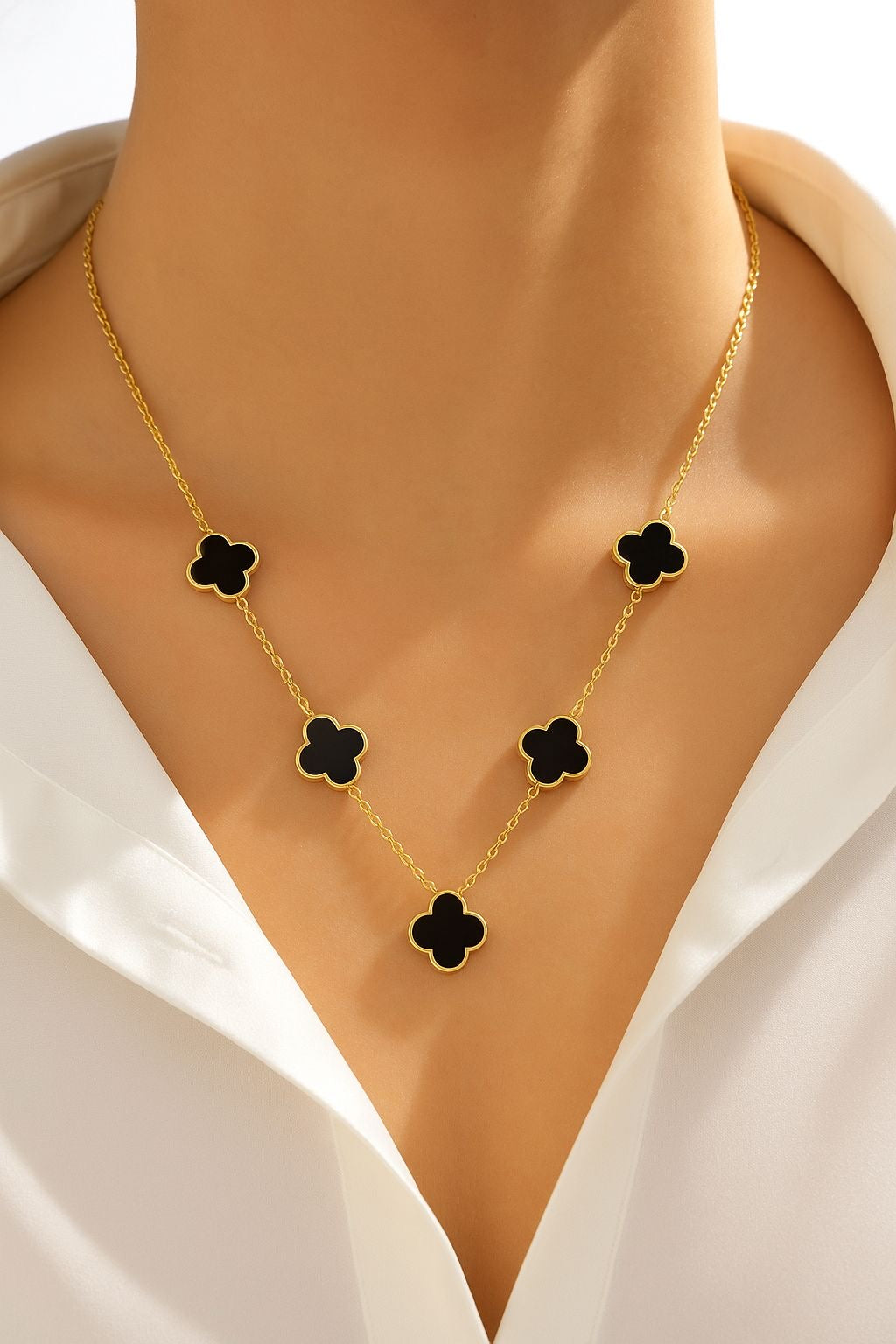 COLLAR - 5 TREBOLES NEGROS